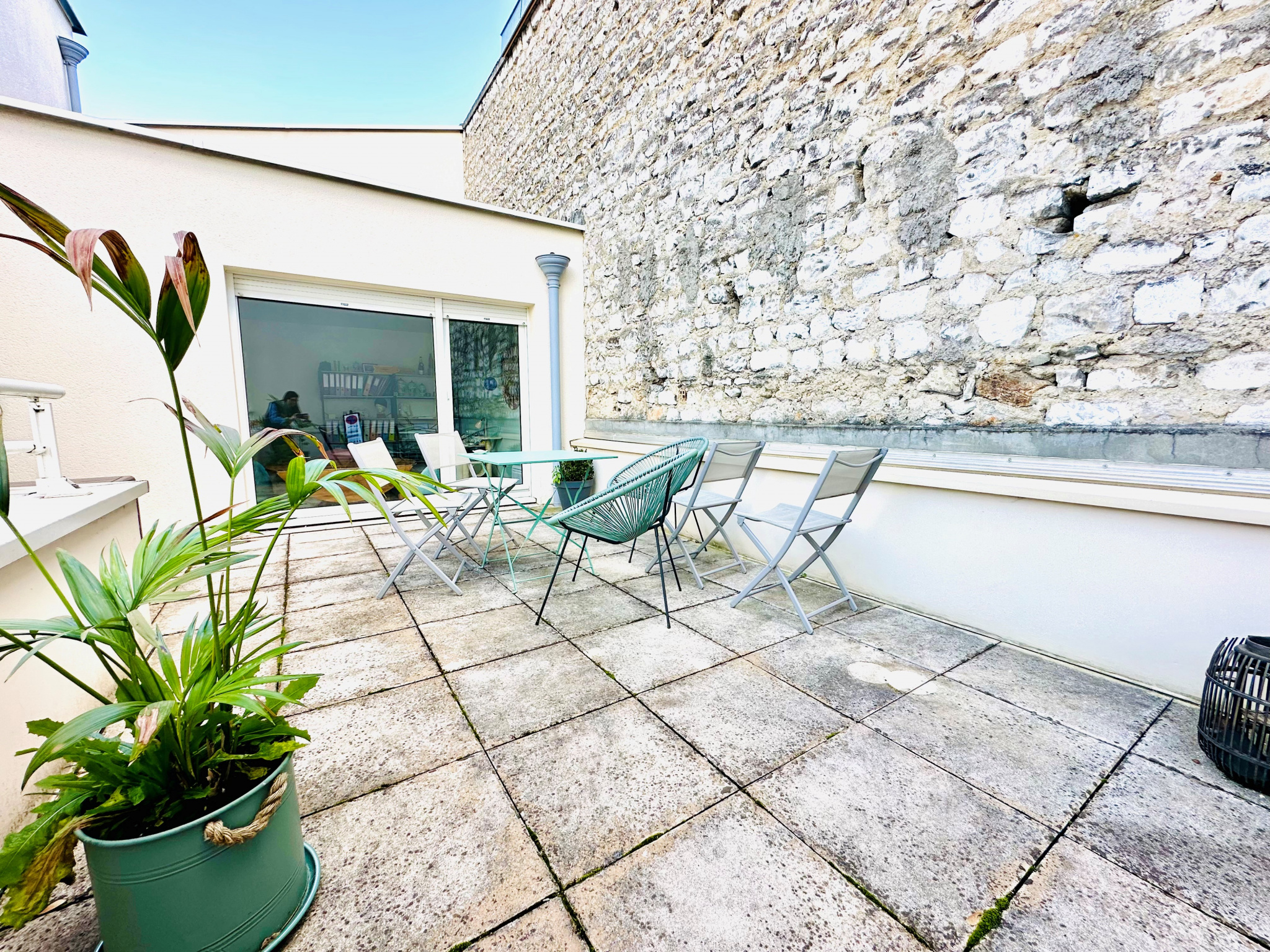 Sublime duplex REIMS - Cathédrale, rue Gambetta : type 2, 44 m2 avec 20 m2 de terrasse au calme et parking en